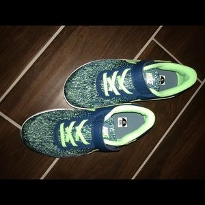 boys nike green shoes